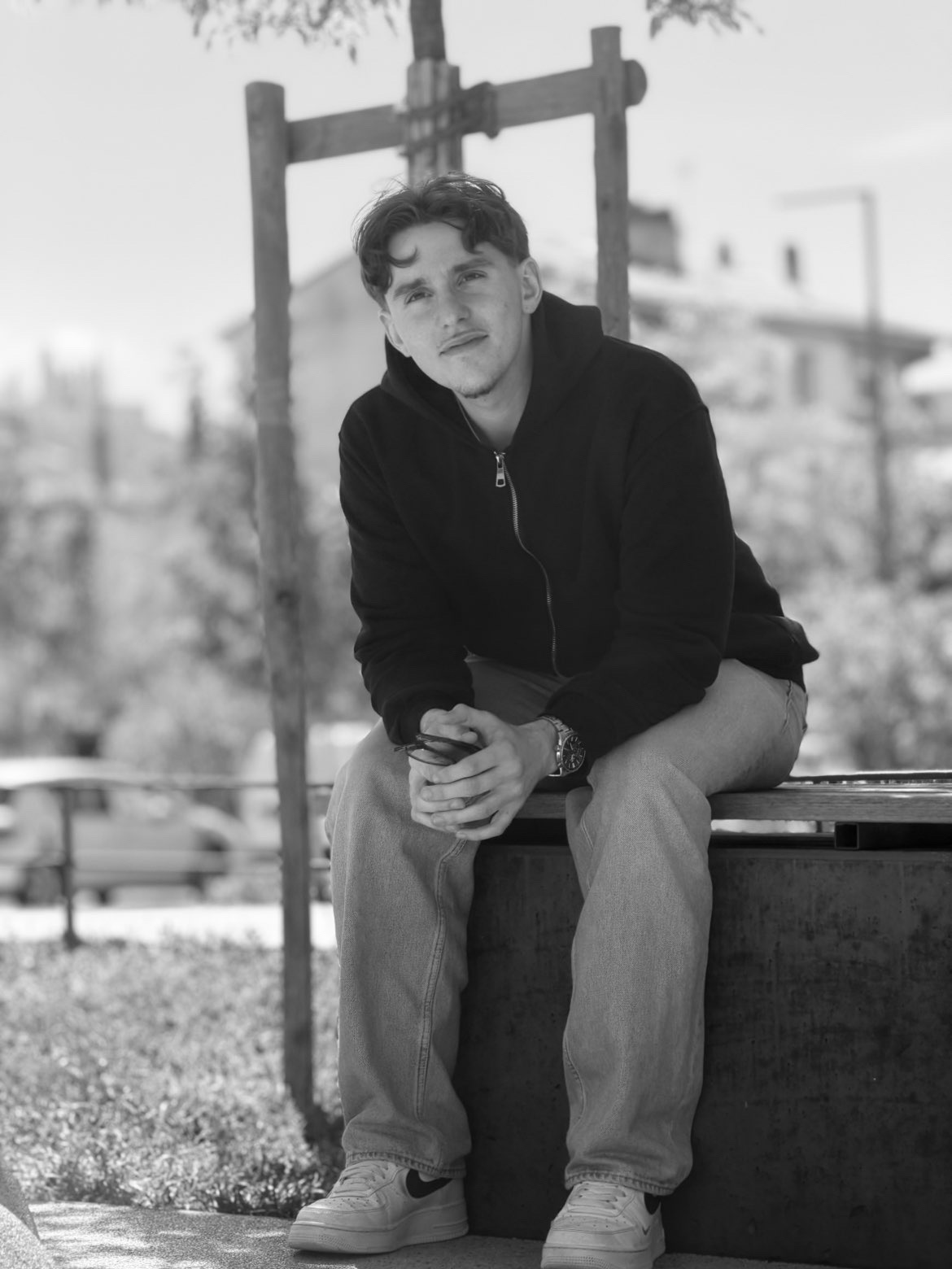 Portrait de Maxence, designer graphique indépendant